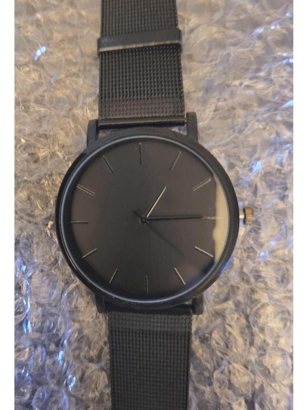 Minimalist Black Mesh Band Wristwatch